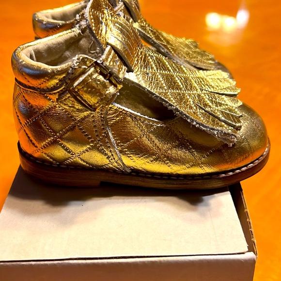 TODDLER GIRL BEAUTIFUL GOLD SHOE WORN 1 TIME, SIZE 4 - Picture 4 of 8